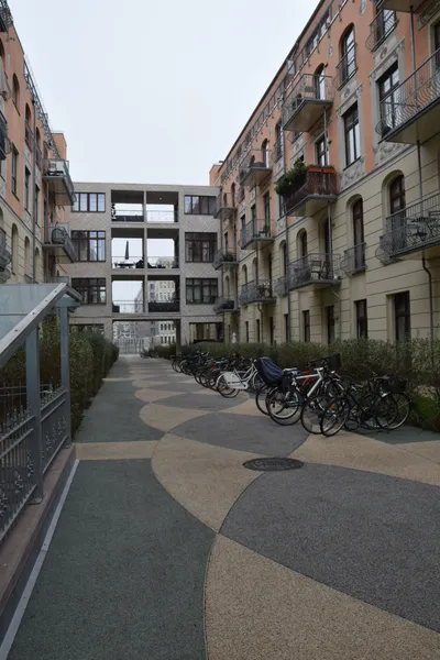 Von Privat: Stilvolle und gepflegte 3-Zi. Maisonette-Wohnung mit Terrasse, Balkon und EBK — photo 1